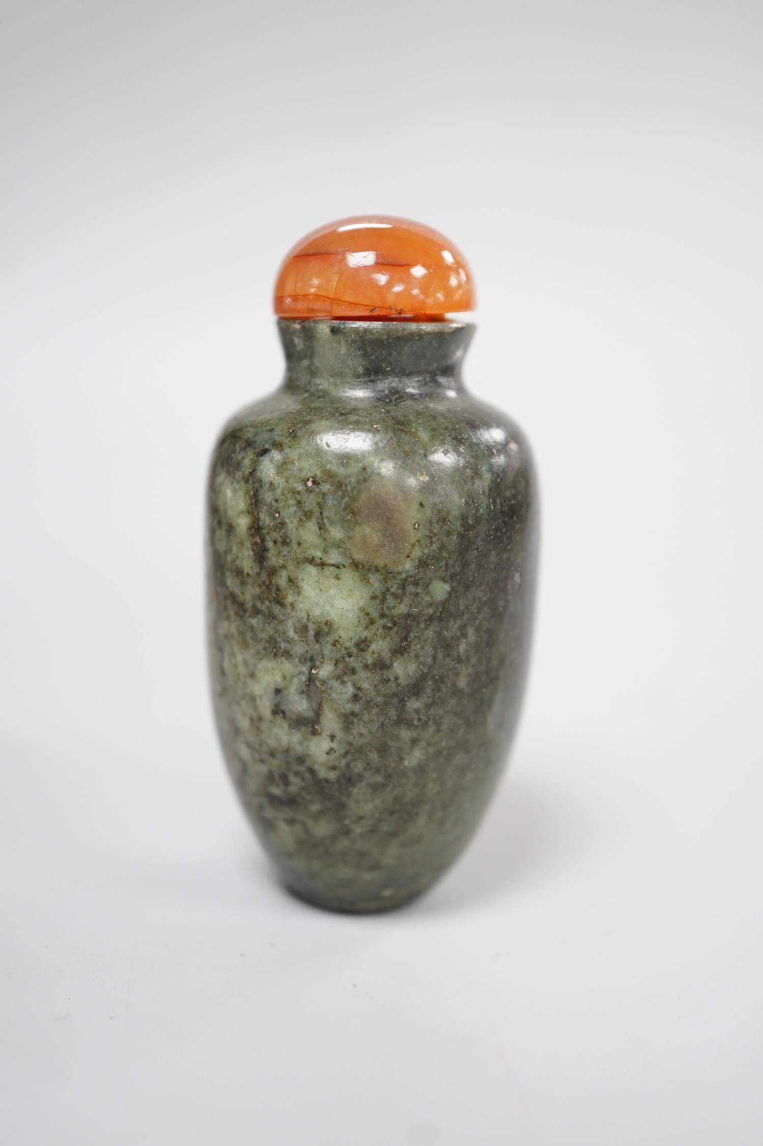 A Chinese green and black jade snuff bottle, 19th century, 5.3 cm